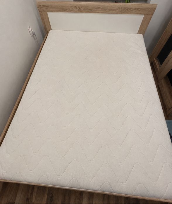 łóżko o wymiarach 180×200 cm razem z materacem
