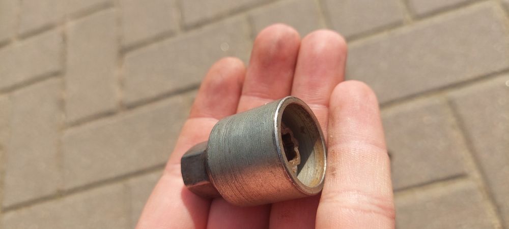 Śruby szpilki zabezpieczające, antykradzieżowe