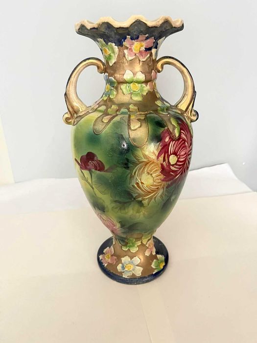 Stary ceramiczny dzban ręcznie malowany kwiaty