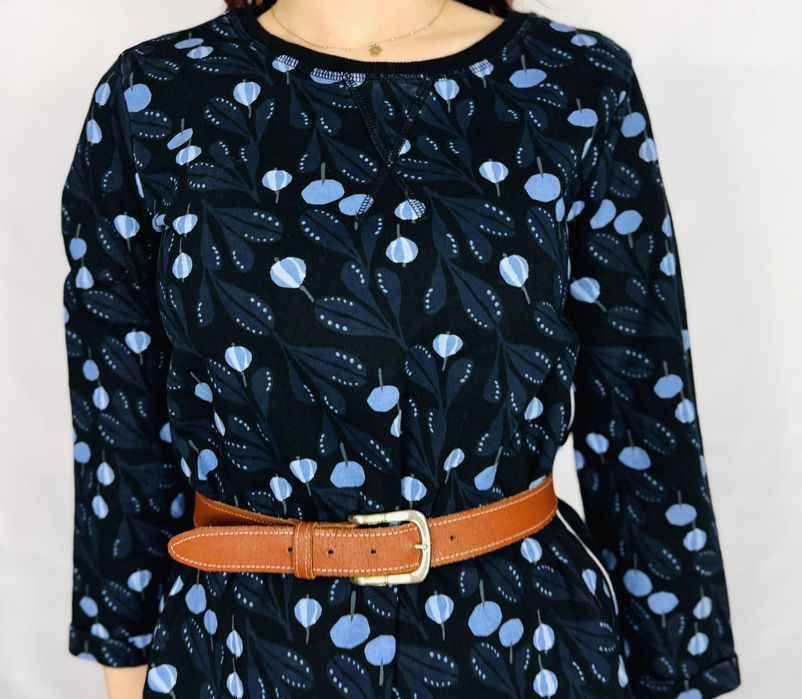 Granatowa sukienka w błękitny wzór roślinny S 36