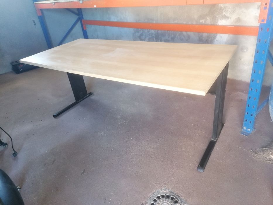 Secretaria em bom estado. Dimensão média.