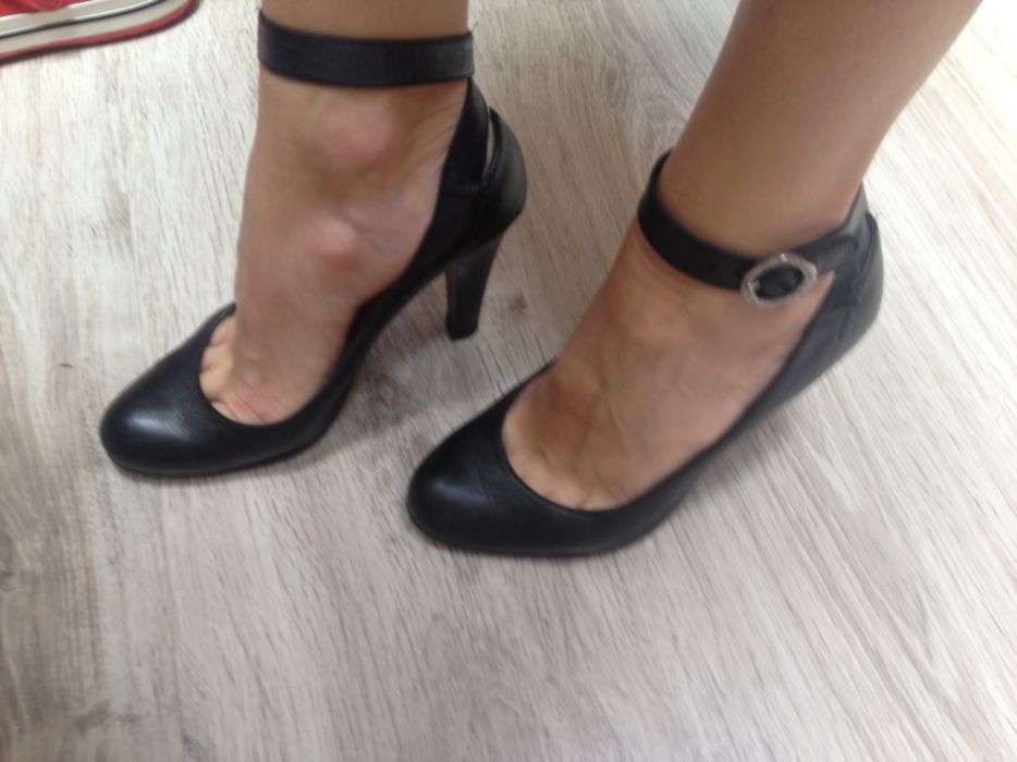 skórzane, czarne czółenka firmy BUT-S