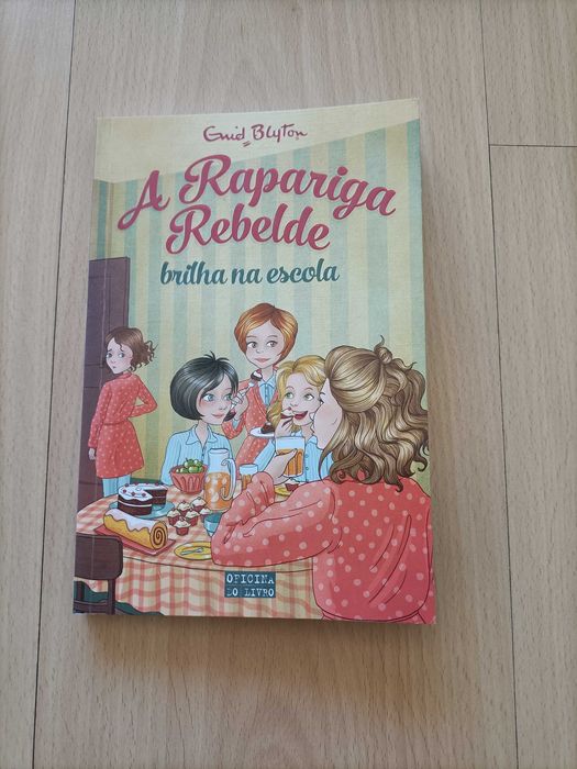 Livro-a rapariga rebelde brilha na escola