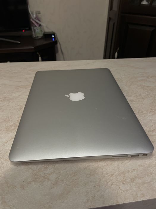 Продам макбук 2017 року + cinema display 24’