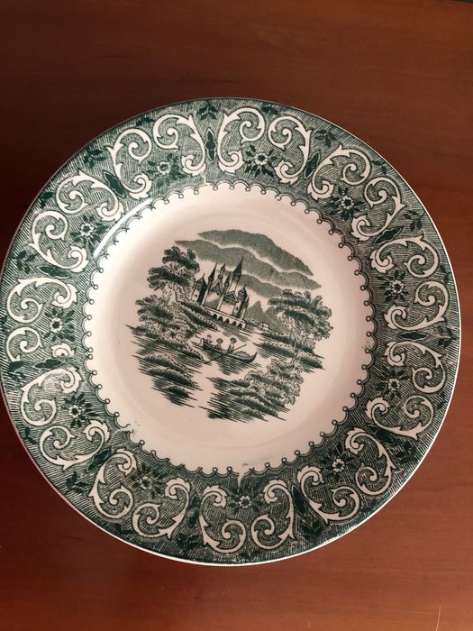 Antique plates from the Sacavém Porcelain Kingdom factory