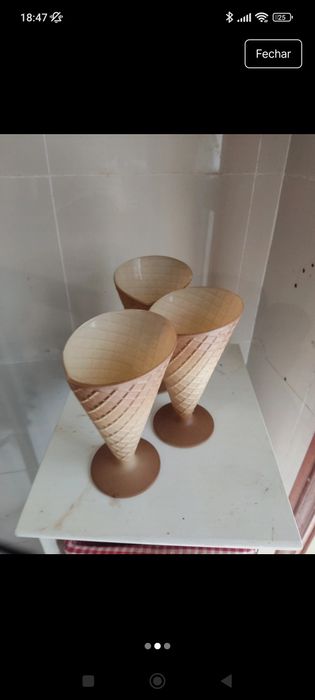 3 copos grandes de gelado em forma de cone em vidro