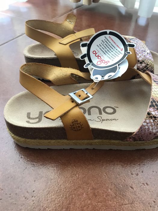Sandalias em pele Yokono Novas