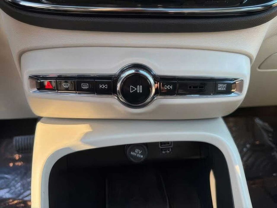 Volvo XC 40      2021