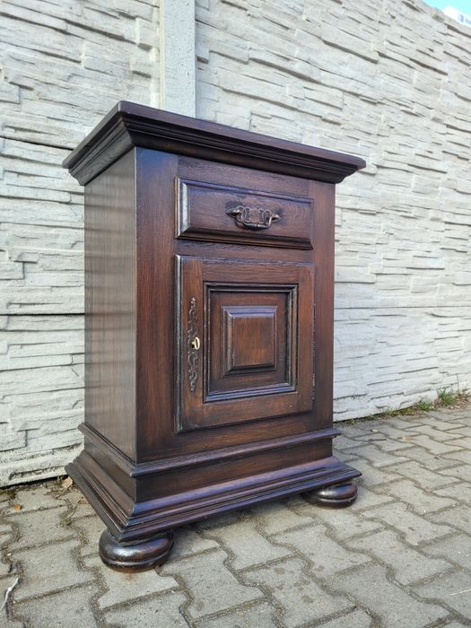 Zgrabna dębowa komoda.