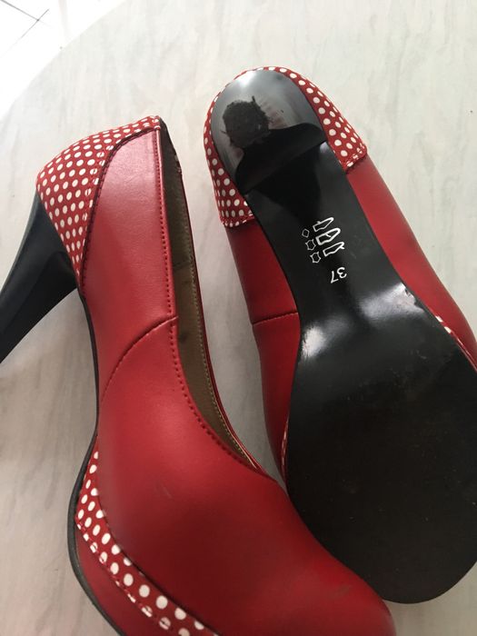 Czółenka ze skory naturalnej