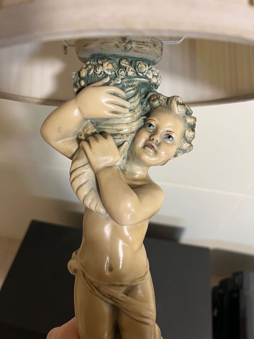 Candeeiro de mesa vintage com menino anjo
