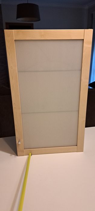 Armário com prateleiras de vidro e porta translúcida