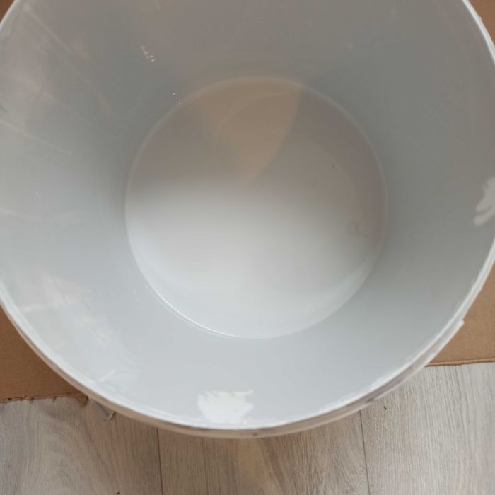 Акрилова фарба для внутрішніх робіт, зафарбована у світло-сірий колір.