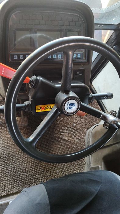 Ciągnik NEW Holland M 100, CASE