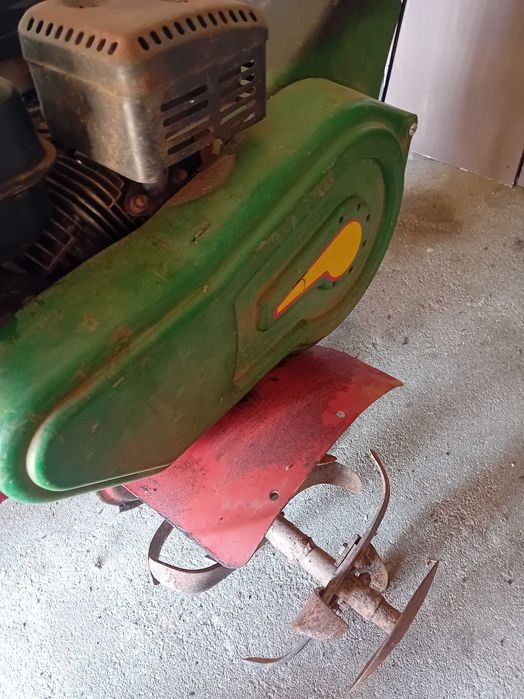 Moto cultivador em bom estado