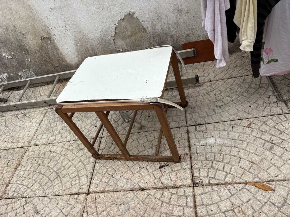 mesa em madeira com tampo branco