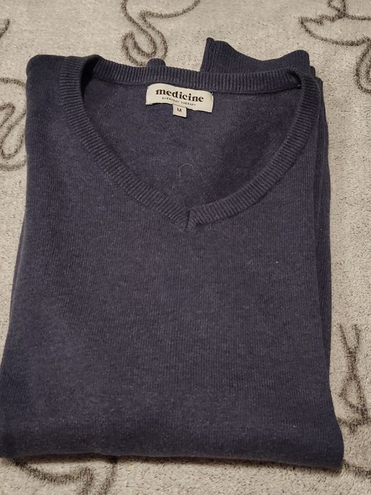 Granatowy sweter męski