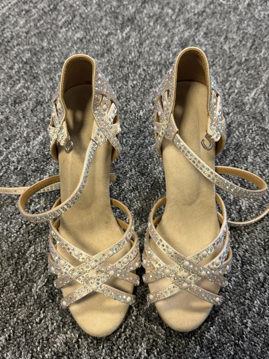 Szpilki z kryształkami idealne na Sylwestra