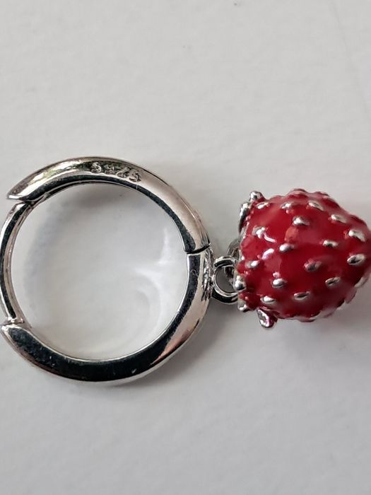 Urocze ,srebrne kolczyki truskawki.