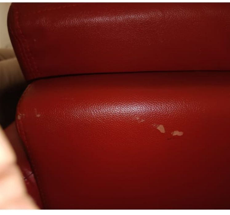 Sofá vermelho em couro