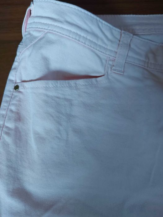 Jasnorozowe jeansy River Island