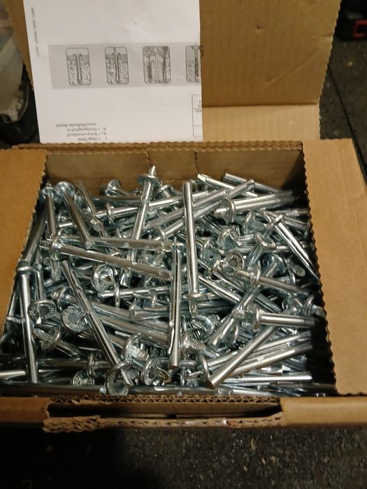 Gwóźdź kołek metalowy do sufitu wurth wbijany