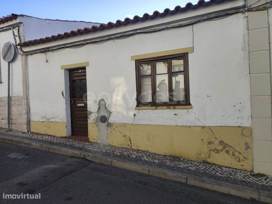 Moradia T3 para Recuperar com Logradouro no Centro de Aljustrel