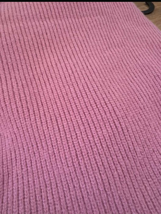 Różowy cukierkowy sweter