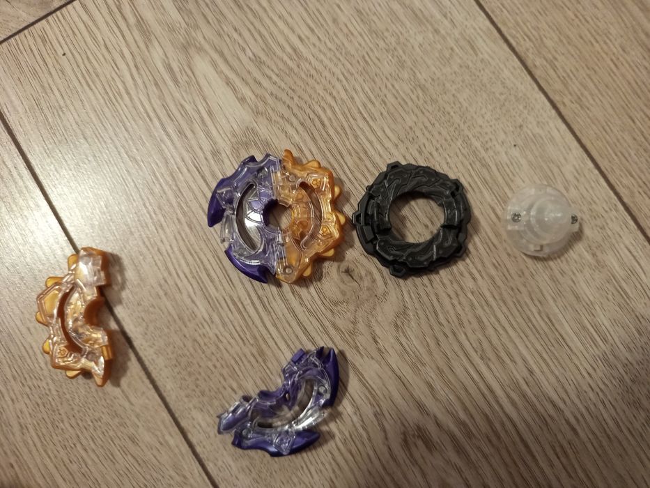 Бейблейд,Деталі та Бейблейди оригінальні , в чудовому стані.ОПИС!!