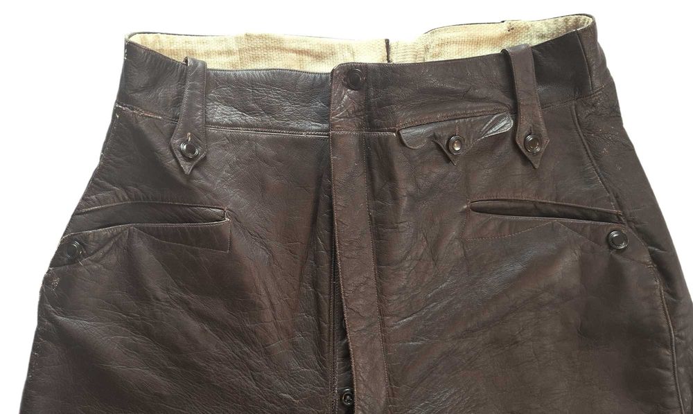 Przedwojenne gogle i spodnie motocyklowe.