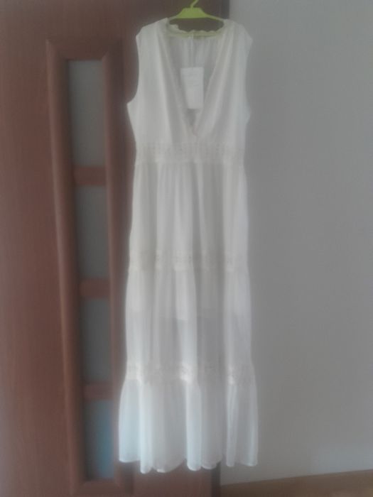 Śliczna biała koronkowa sukienka.