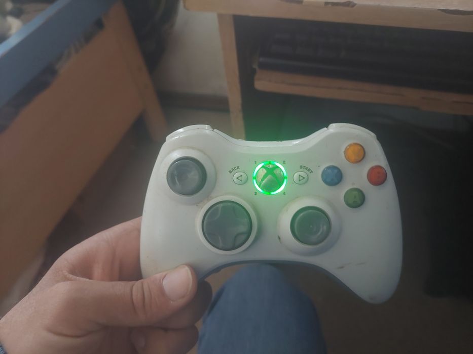 Xbox 360 slim 250Gb + Comando + 2 Jogos