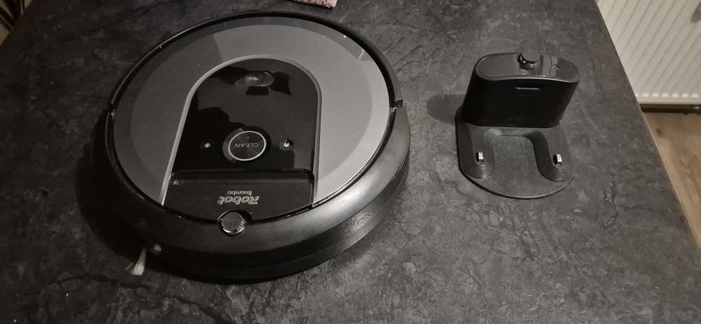 iRobot Roomba i7 + ładowarka z kablem