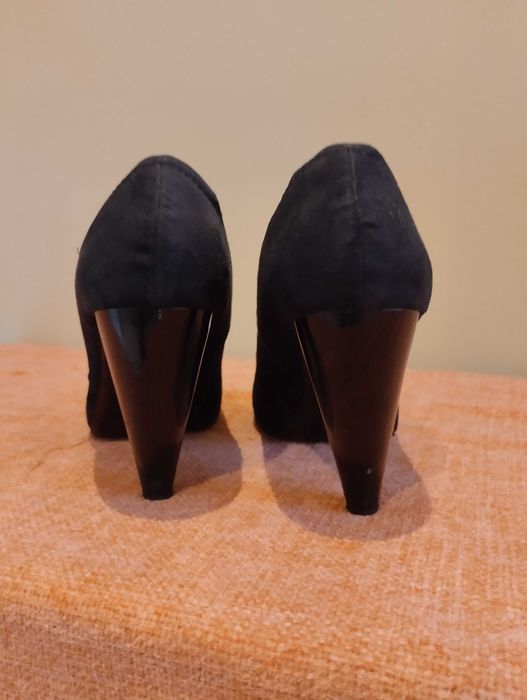 Sapatos Zara nº 38 em camurça pretos