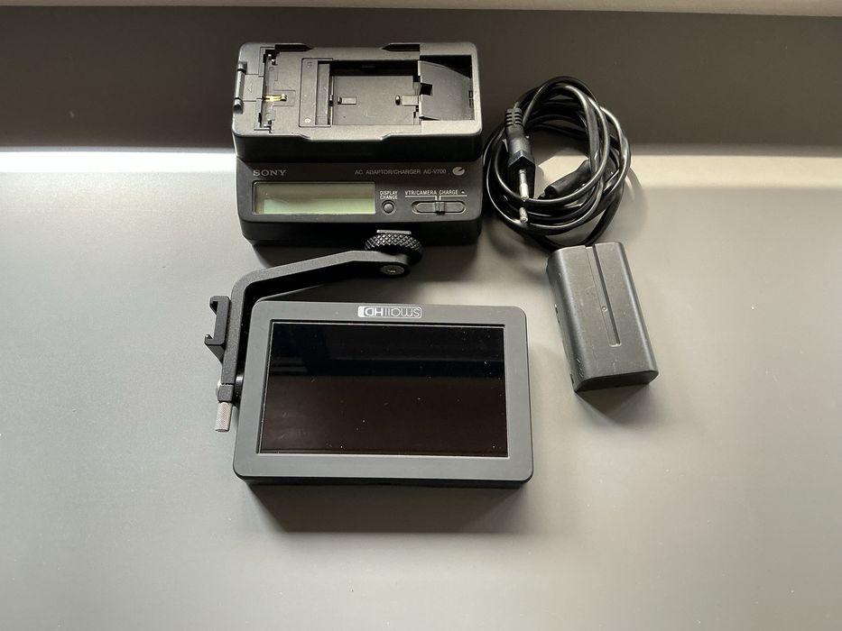 Monitor SmallHD Focus 5” com bateria e carregador – Bom estado