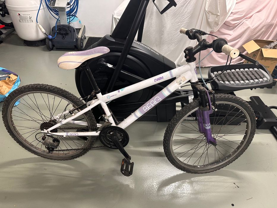 Bicicleta de criança - menina com muito pouco uso.