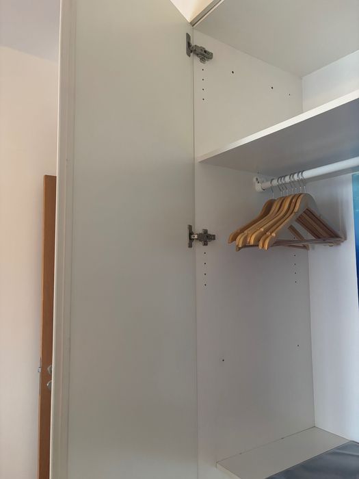 Portas de roupeiro em MDF pintado em branco