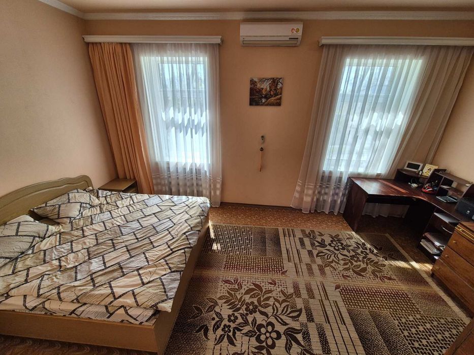 Продається будинок в Центральній частині міста.