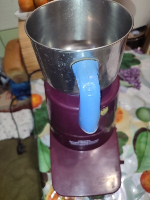 Блендером або міксером.