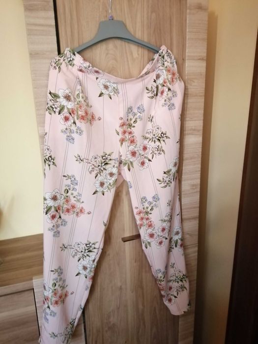 Damskie spodnie letnie,różowe, motyw kwiatowy, wysoki stan, gumka