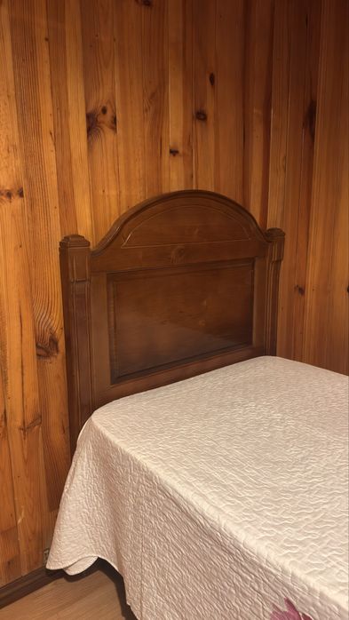 Cama de solteiro antiga