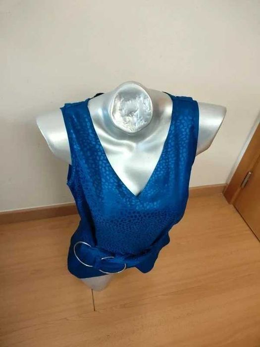 Blusa da SHEIN, S (36), é uma peça casual e elegante que se destaca pela sua textura e brilho