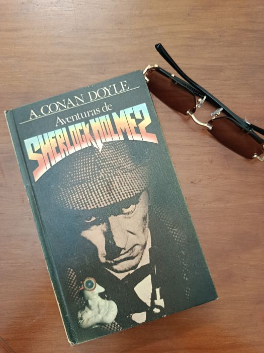 Algumas coleções completas e incompletas de livros com bastantes anos