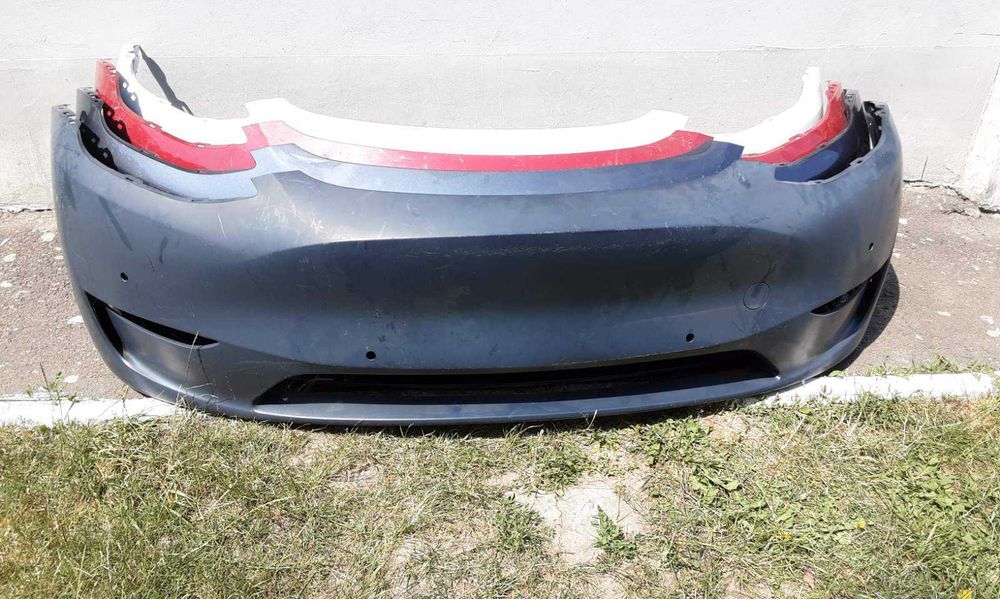 Тесла Tesla model Y бампер оригінальний передній з отворами під парктроніки 2019-2022