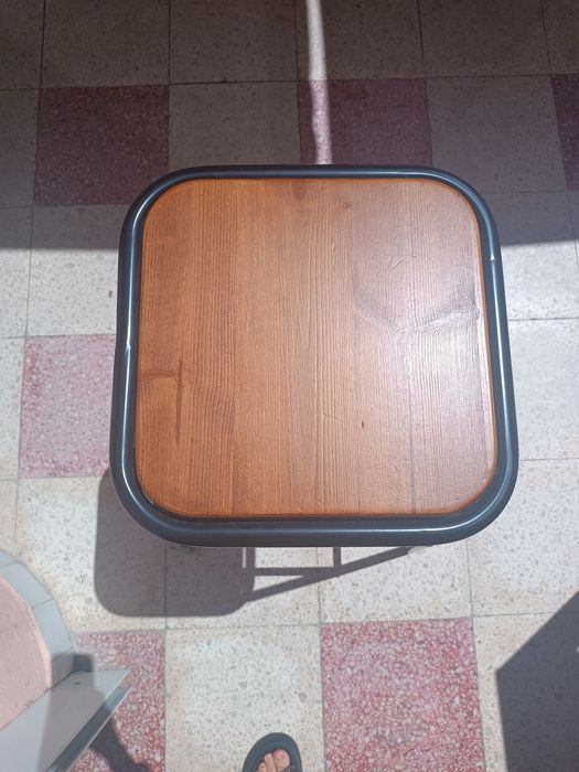 mesa de bar e 4 bancos