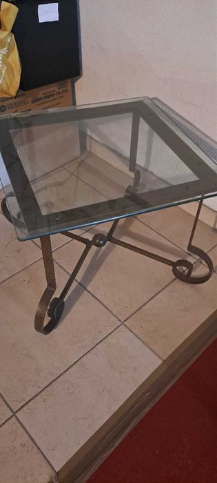 Mesa de centro em vidro e ferro forjado