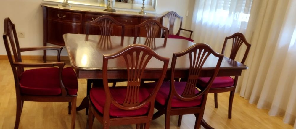 Conjunto Sala de Jantar Clássica Completa – Mesa Extensível (até 12 pessoas) + 8 Cadeiras (palhinha) + Aparador + Cristaleira