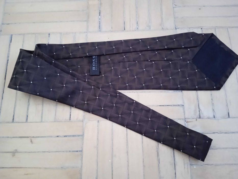 krawat brązowy firmowy  wzór pop-art sześciany marka Hugo Boss