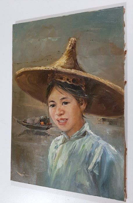 Retrato de menina sobre a paisagem do porto com barco de bambu