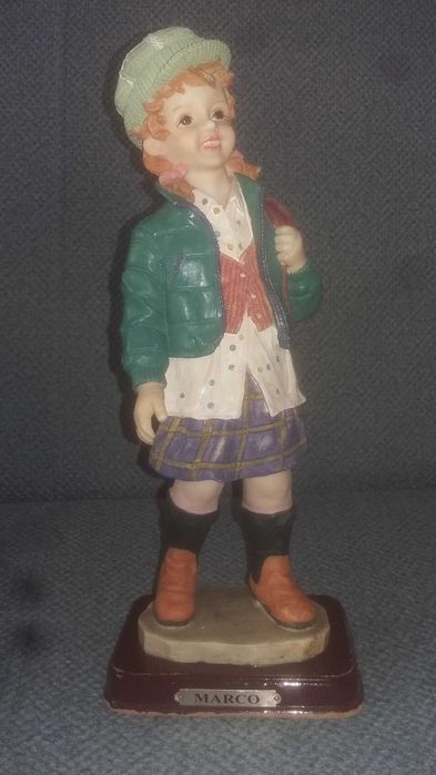 Figurka dziewczynki  z gitarą